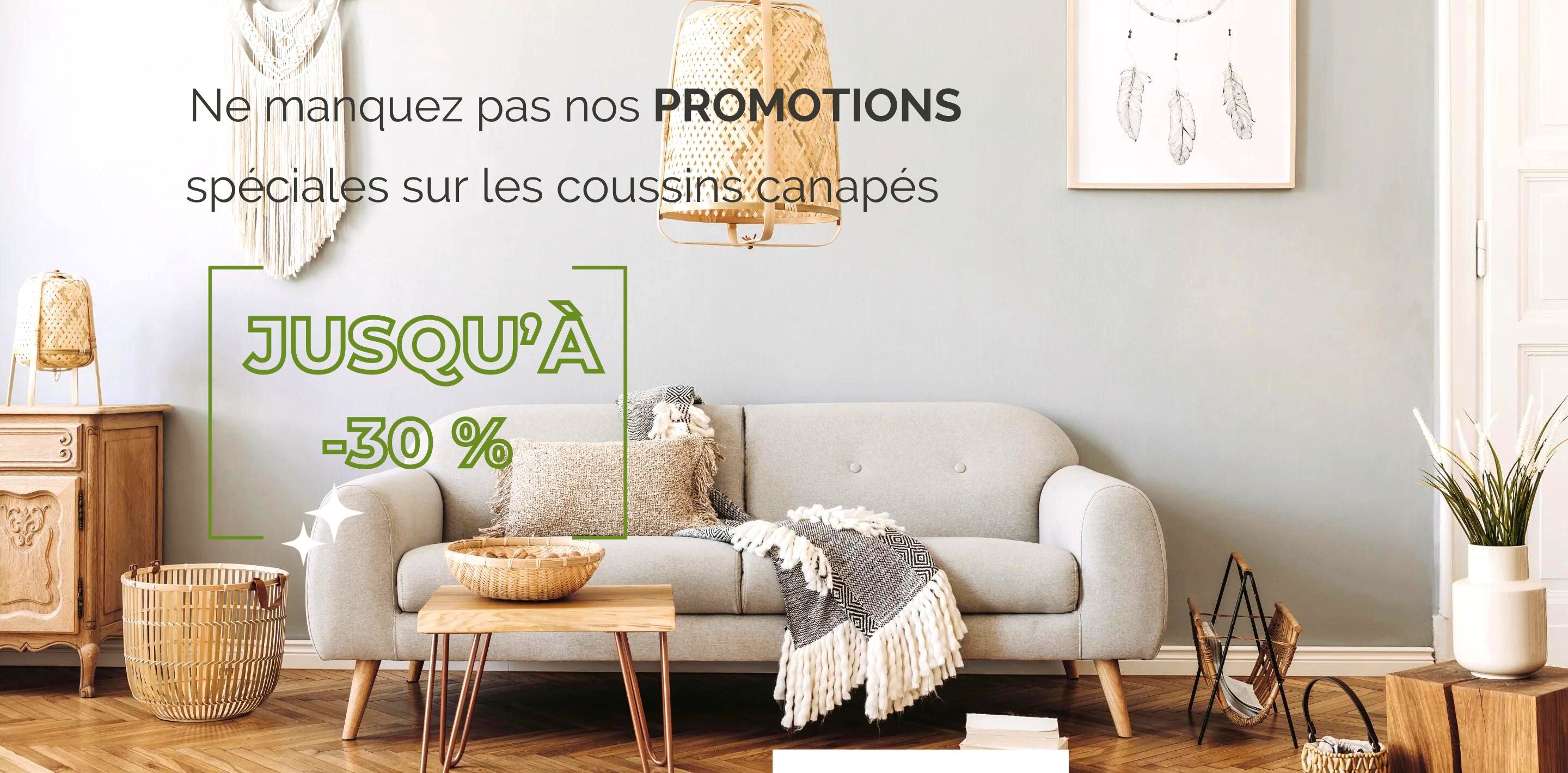 Un fauteuil se trouve dans un salon, avec des coussins posés sur lui et une table devant.